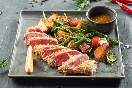 Стейк из тунца в кунжуте