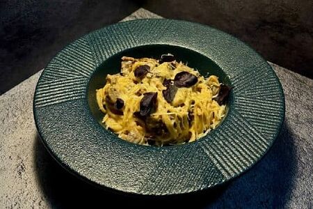 Спагетти с говяжьей вырезкой, грибами и томатами конфи