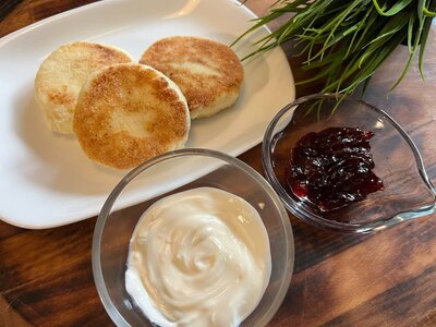 Сырники со сметаной и ягодным джемом 