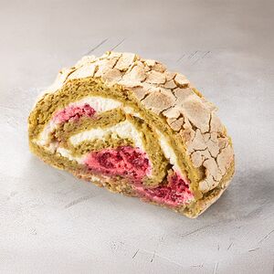 Фисташковый рулет с малиной