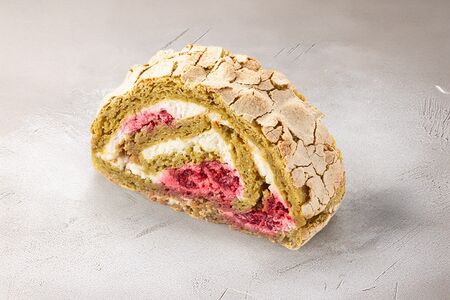 Фисташковый рулет с малиной