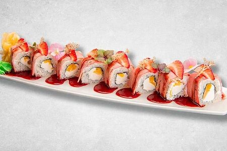 Ролл с копченой уткой и клубникой с вишневым терияки