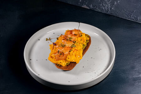 Брускетта с тигровыми креветками и омлетом скрэмбл