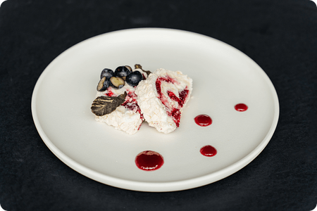 Меренговый рулет с вишней