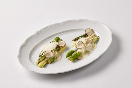 Спаржа с трюфелем и соусом таледжио