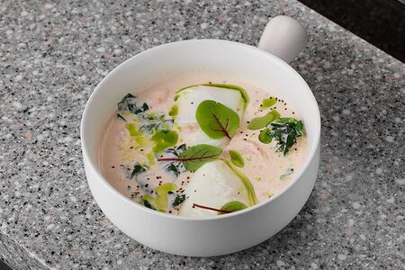 Яйца пашот с креветками и шпинатом в сливочном соусе 