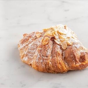 Круассан с миндальным кремом