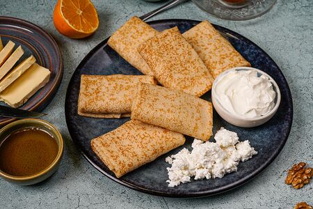 Блины с творогом и сметаной