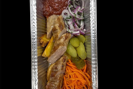 Картофель по-деревенски и колбаски гриль под соусом