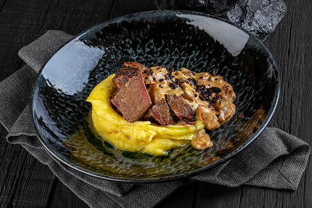 Томленый брискет с картофельным пюре