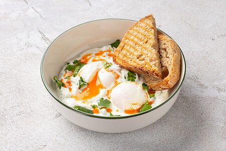 Турецкий завтрак с яйцами пашот и мятным кремом