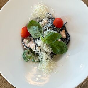 Паста с чернилами каракатицы и лососем