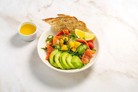 Салат с семгой, авокадо и цитрусовой заправкой