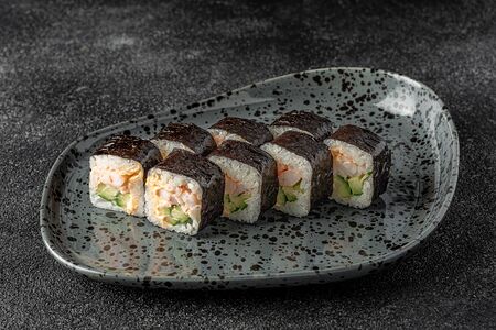 Острый ролл с креветкой