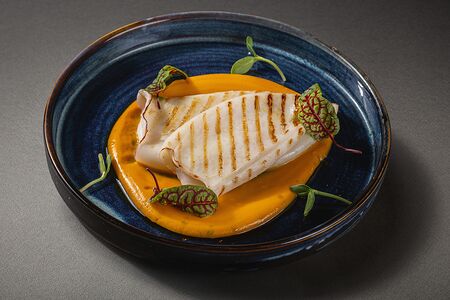 Командорские кальмары с тыквенным пюре и соусом ромеско