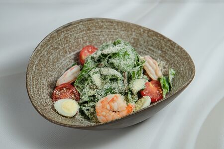 Салат Цезарь с креветками