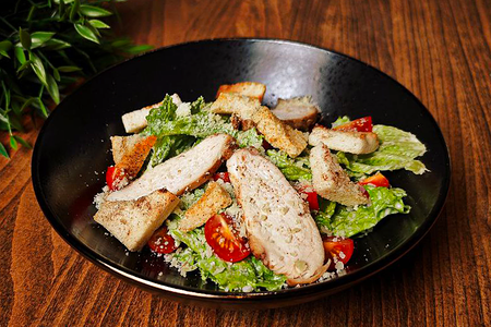 Салат Цезарь с курицей