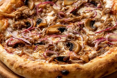 Пицца с рваной говядиной, маринованным луком и грибами 