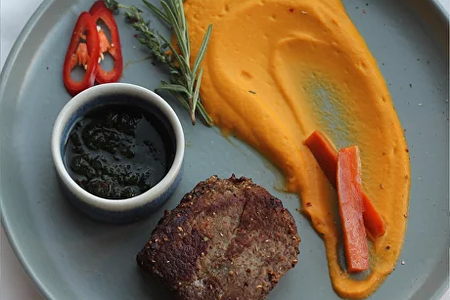 Филе миньон с морковным пюре и соусом чемичури