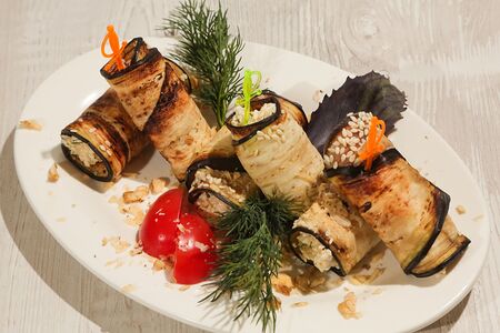 Рулетики с пикантной начинкой из баклажан