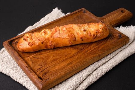 Пирожок с сосиской и пюре