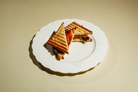 Сэндвич на тостовом хлебе с семгой и зеленым маслом