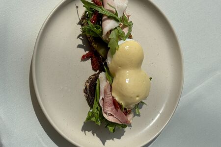 Яйца Бенедикт с домашним окороком