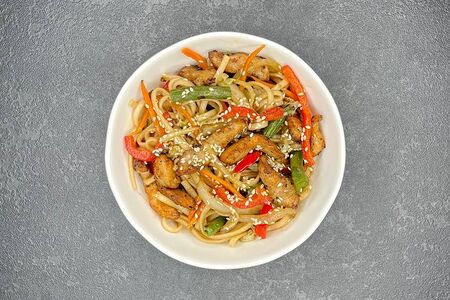 Курица в сливочном соусе с лапшой удон