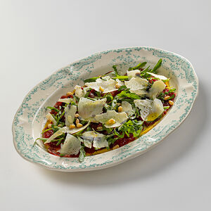 Карпаччо из говядины с руколой и пармезаном