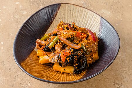 Ттокпокки со свининой