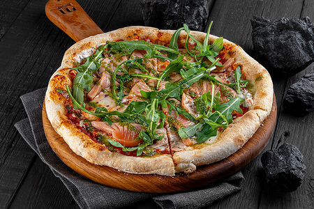 Пицца с лососем