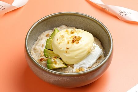 Овсяная каша с беконом, авокадо и яйцом пашот