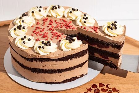 Шоколадный торт с вишней