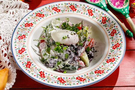 Салат овощной с яйцом пашот