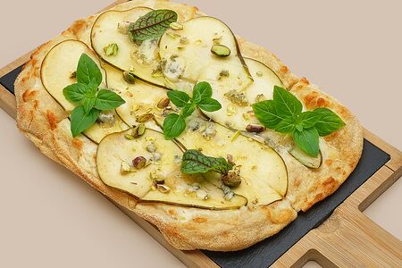 Пицца с грушей и дорблю