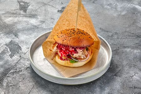 Бургер с рваной свининой и брусничным соусом