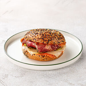 Бейгл Рубен с пастрами из говядины