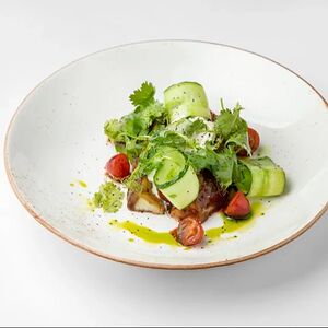 Теплый баклажан, соус черный перец, цукини