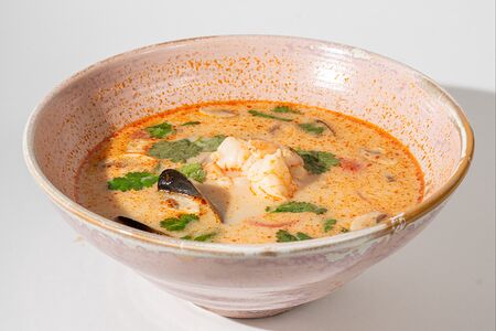 Том ям с морепродуктами