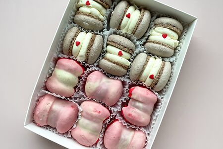 Набор макарон Тирамису и Клубника в шоколаде M
