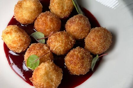 Сырные шарики с ягодным соусом