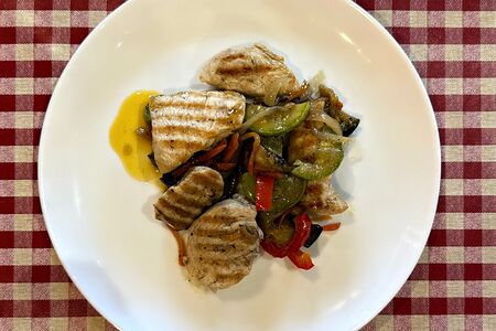 Куриное филе гриль с овощами