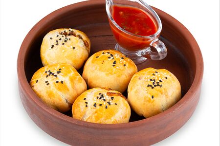 Мини-самса с бараниной и соусом сацебели 
