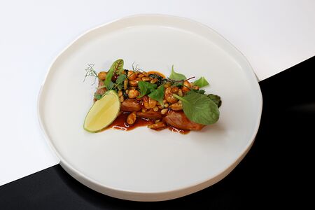 Стейк из тунца с кешью