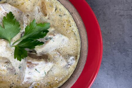 Язык в сливочном соусе