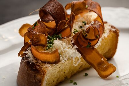 Брускетта с икрой боттарга 