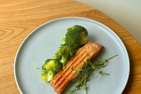 Стейк из лосося с хрустящей брокколи 