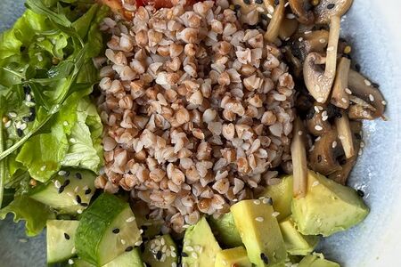 Боул с грибами и гречкой