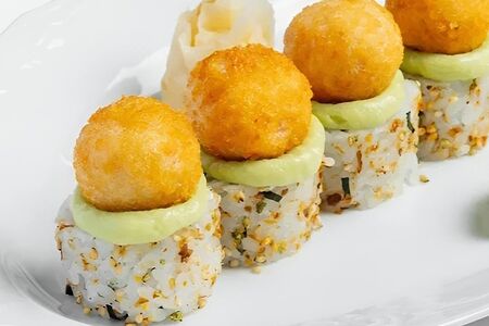 Жареная хрустящая креветка с крабом, лососем и гуакамоле 