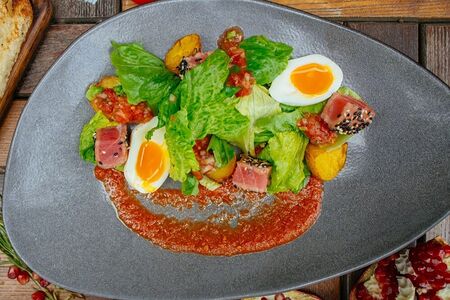 Салат с тунцом и томатной сальсой